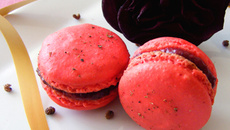 Macarons framboise, hibiscus, rose et poivre de Séchuan