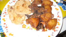 Steak de porc aux pommes de terre, raisins et pruneaux