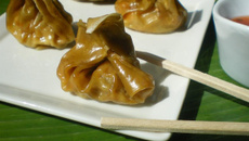 Raviolis won ton saumon de Norvège, cacahuète et sésame