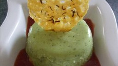 Petit flan de courgettes et chèvre à l'agar agar et sa tuile de parmesan