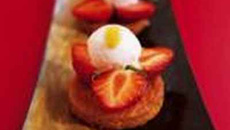 Biscuits fraises wasabi laqué au jus de pruneau, sorbet litchis