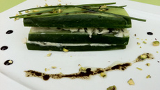 Millefeuille de concombre, roquefort écrasé et pistaches concassée