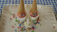 Chapeau de clowns sur un sorbet de fraises