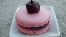 Macaron cœur de griotte et chocolat