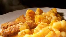 Gratin de pâtes et saucisses au four