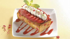 Brioche aux pralines roses perdue, fraises Label Rouge, crème de mascarpone au citron vert, coulis parfumé à la menthe