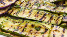 Courgettes grillées marinées comme un antipasti