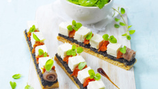 Feuilleté au Carré Frais en tapenade, basilic et caramel de vinaigre balsamique