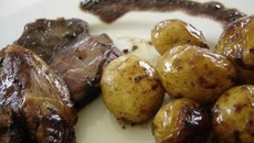 Gigot d'agneau en croûte de tapenade, pommes de terre confites