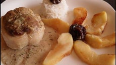 Paupiettes de veau aux pommes et aux pruneaux