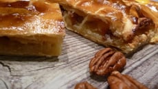 Galette des rois, pommes, caramel au beurre salé & noix de pécan