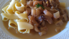 Matelotte de poule et calamars pâtes aux chanterelles