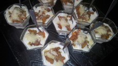 Verrine mousse mascarpone et pomme caramélisée saupoudrée de poudre d'amande