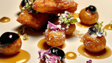 Les perles de vendange et foie gras sur beignets dorés