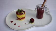 Petit gâteau basque au lemond curd et cerises, soupe glacée aux cerises épicée