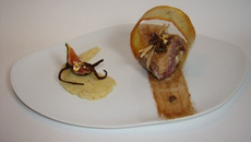 Magret de canard farci et tuile au roquefort Papillon, écrasée de ratte et figue à la vanille, jus réduit au porto et à la badiane