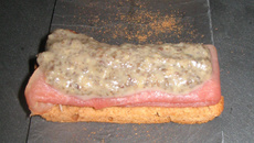 Canapé de pain d'épices, jambon des Ardennes, surmonté d'une purée de lentillons au champagne