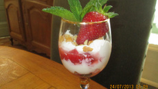 Verrine fraises-mascarpone et pistaches.