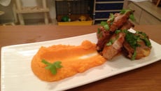 Agneau en croûte d'abricots, purée carottes citron vert