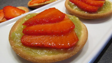 Tartelettes aux fraises sur lit de rhubarbe vanillée