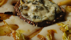 Soupe chou fleur / pomme de terre & pain noir au roquefort