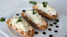 Tartine à la crème d'artichauts et tomates séchées au Saint Moret, origan