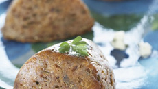 Moelleux de pomme de terre au fromage bleu et aux noix
