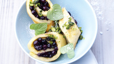 Rouleaux d'omelette sucrée aux myrtilles sauvages