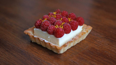 Tartelettes aux framboises et à la mousse au chocolat-citronnelle