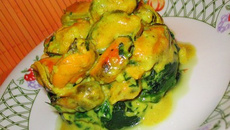 Moules au curry sur lit d'épinards