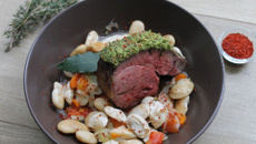 Filet d'agneau en croûte d' herbes, ragoût de haricot de Soissons