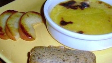 Crème brûlée au Roquefort Papillon , financiers aux noix et pommes poêlées