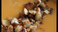 Soupe de potiron aux lardons grillés et aux amandes caramélisées