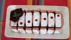 Cake rose-framboise en charlotte