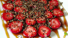 Carpaccio de fraises au poivre de sichuan et miel balsamique