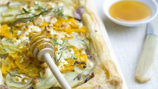 Tarte fine pomme de terre, potiron et feta au miel d'acacia