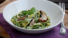 Fettuccine bicolores au pesto de pistaches, cèpes sautés et ricotta salée