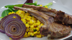 Côtelettes d'agneau marinées aux légumes grillés