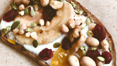 Grande tartine aux noisettes et céréales aux fruits
