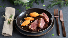 Magret de canard, sauce cacao et purée de patate douce