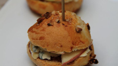 Mini burgers aux figues à la fourme d'Ambert et au chutney