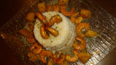 Gambas à la mangue et son dôme de riz sur un lit de lait de coco