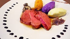 Filet de bœuf aux trois purées, garniture forestière et échalotes confites