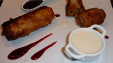 Nems de poulet à la cacahuète, sauce à la cerise & émulsion de riz