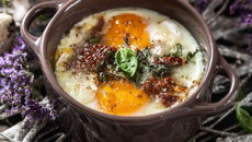 Oeufs cocotte au fromage de chèvre et tomates séchées