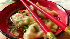 Soupe de raviolis wonton au magret de canard et au gingembre