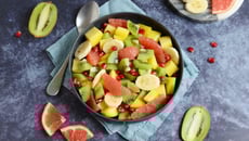 Bowl banane, kiwi, pamplemousse rose, mangue et graines de grenade