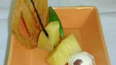 Ananas poché, arlette au miel glace rhum raisin