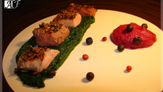 Duo de Canard Fermier des Landes aux 5 épices, émulsion d'épinard et purée de betteraves