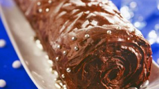 Bûche aux amandes, glacée au chocolat